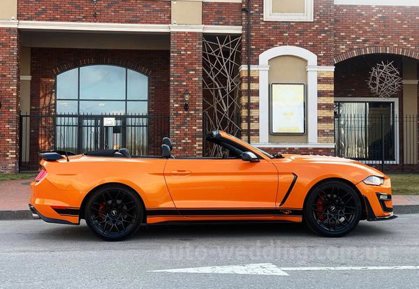 Кабріолет на весілля Ford Mustang GT помаранчевий з водієм у Києві