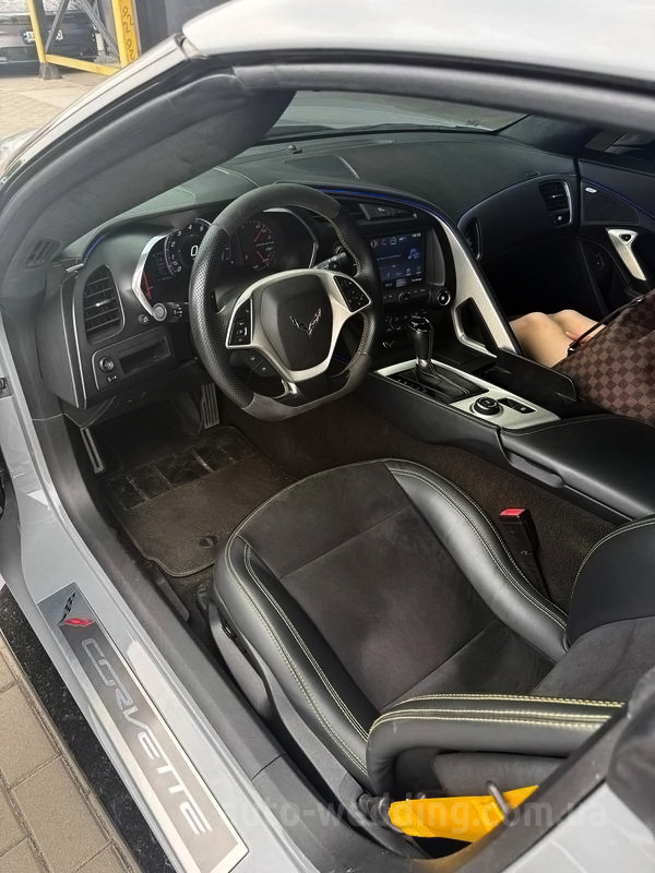 Оренда кабріолета Chevrolete Corvette Targa на весілля, відеозйомки, фотосесії з водієм у Києві