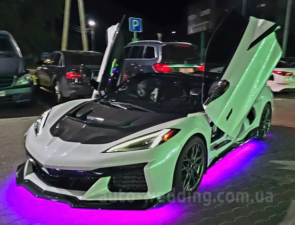 Оренда кабріолета Chevrolete Corvette на весілля, відеозйомки, фотосесії з водієм у Києві