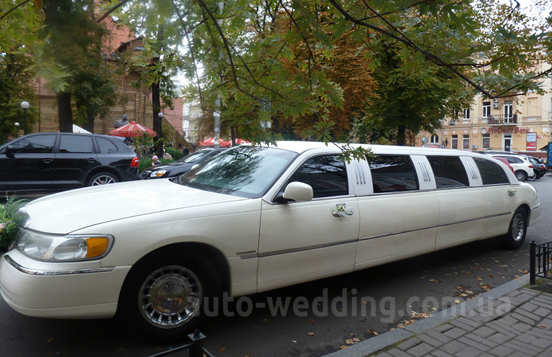 Прокат лімузина lincoln Town Car vanil