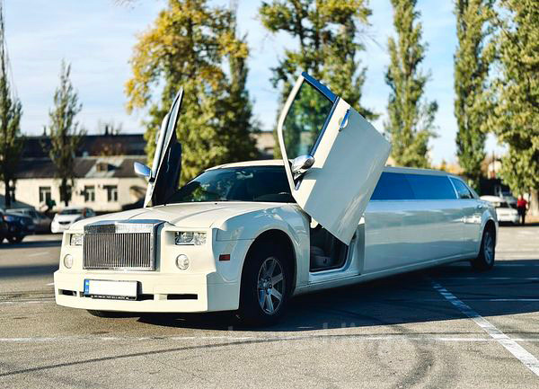 Прокат лімузина Chrysler 300C Rolls-Royse Phantom Tiffani на весілля у Києві