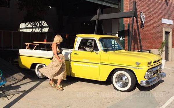 Ретро пікап GMC Food Truck оренда на зйомки реклами, відеокліпів, фотосесій і для фотозон у Києві