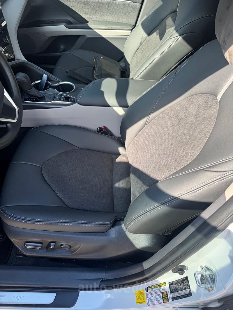 Авто на весілля Toyota Camry V70 white