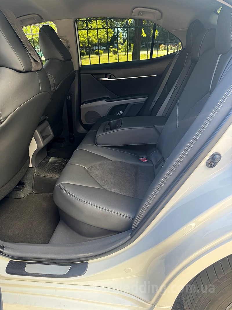 Авто на весілля Toyota Camry V70 white