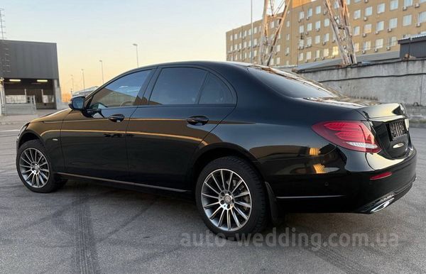 Оренда автомобіля Mercedes-Benz W213 на весілля з водієм у Києві