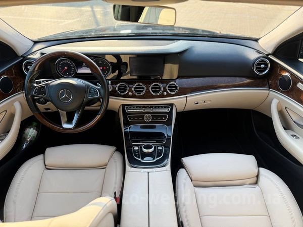 Оренда автомобіля Mercedes-Benz W213 на весілля з водієм у Києві