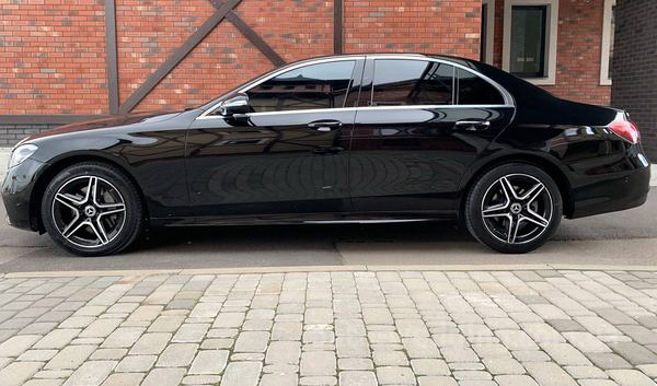 Авто на весілля Mercedes-Benz E-class W213 HIBRYD з водієм у Києві