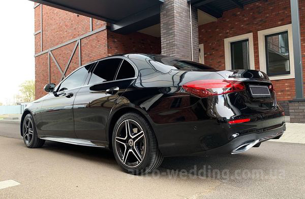 Авто на весілля Mercedes-Benz E-class W213 HIBRYD з водієм у Києві