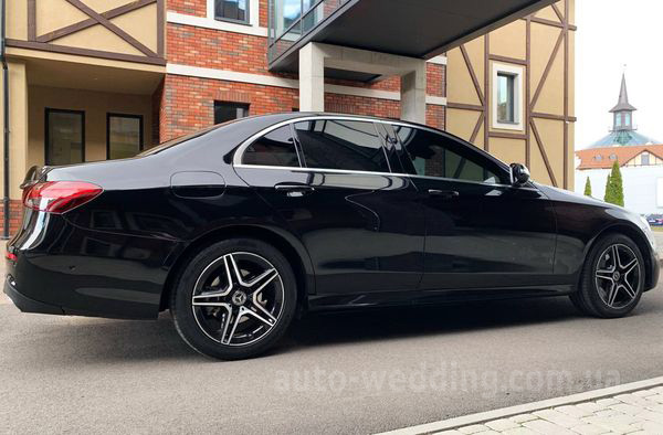 Авто на весілля Mercedes-Benz E-class W213 HIBRYD з водієм у Києві