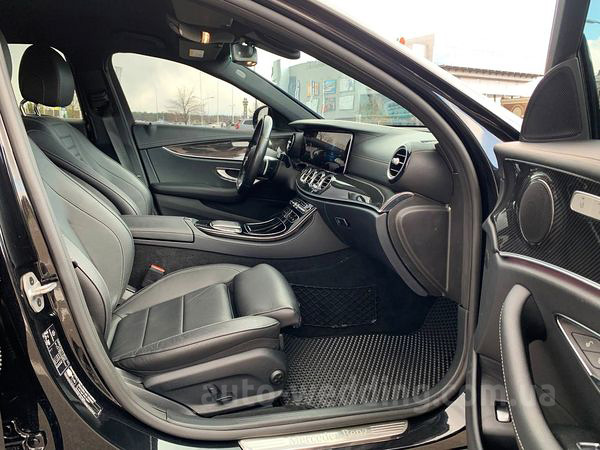 Авто на весілля Mercedes-Benz E-class W213 HIBRYD з водієм у Києві