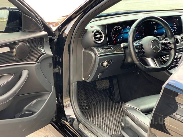 Авто на весілля Mercedes-Benz E-class W213 HIBRYD з водієм у Києві
