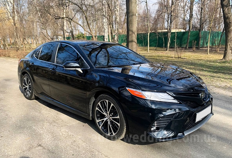 Авто на весілля Toyota Camry V70 Hybrid 2020 з водієм у Києві