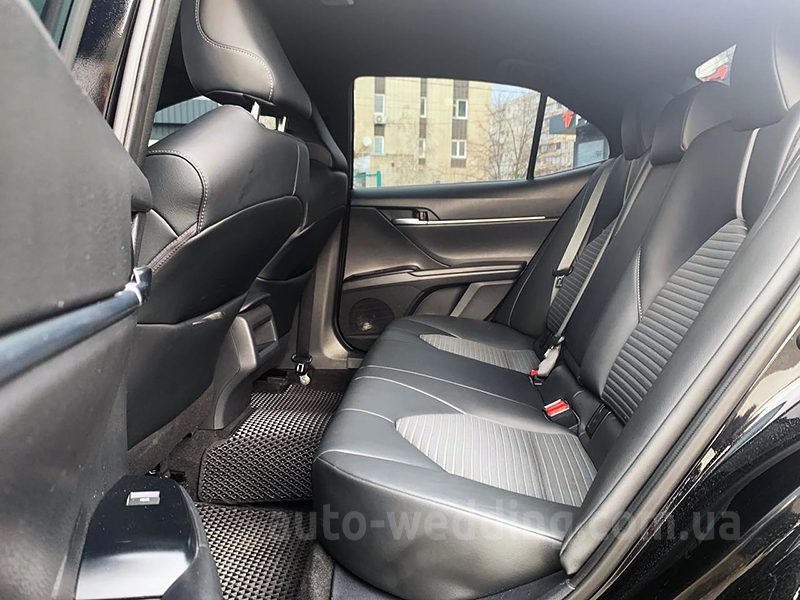 Авто на весілля Toyota Camry V70 Hybrid 2020 з водієм у Києві