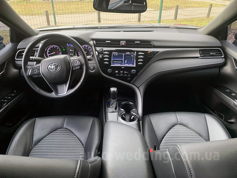 Авто на весілля Toyota Camry V70 Hybrid 2020 з водієм у Києві
