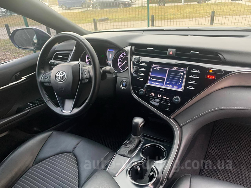Авто на весілля Toyota Camry V70 Hybrid 2020 з водієм у Києві