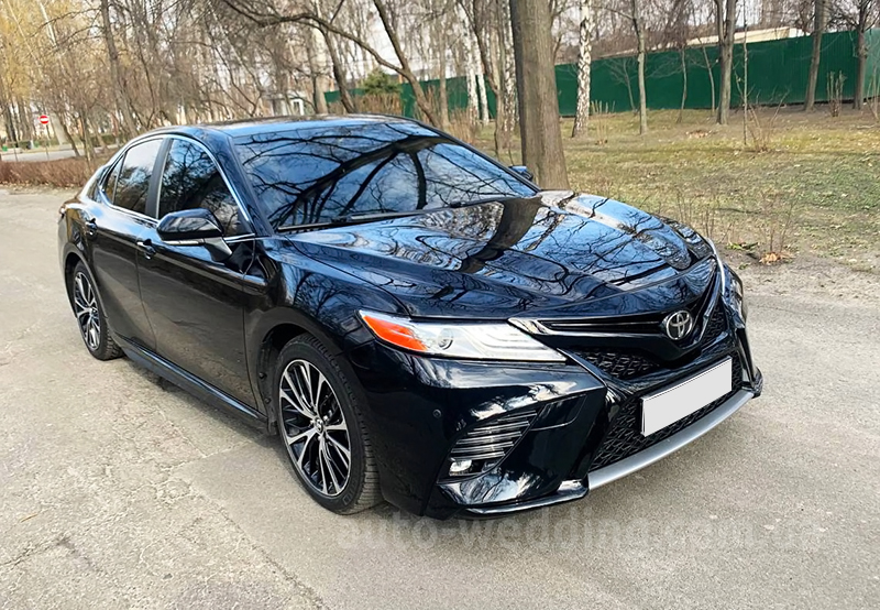 Авто на весілля Toyota Camry V70 Hybrid 2020 з водієм у Києві