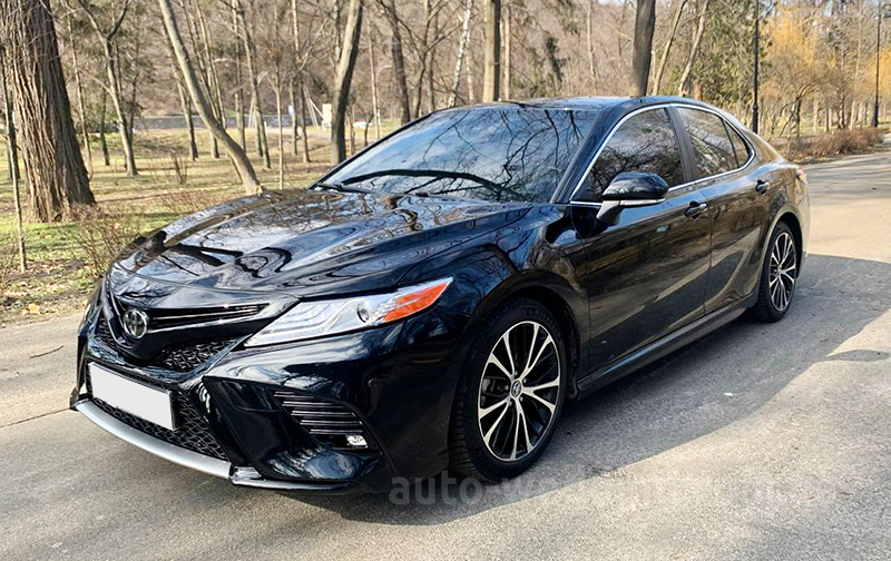 Авто на весілля Toyota Camry V70 Hybrid 2020 з водієм у Києві