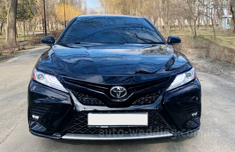 Авто на весілля Toyota Camry V70 Hybrid 2020 з водієм у Києві
