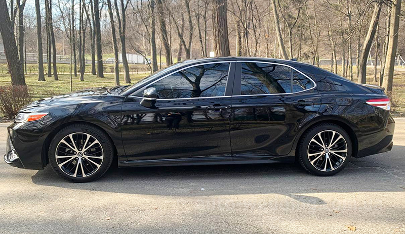 Авто на весілля Toyota Camry V70 Hybrid 2020 з водієм у Києві