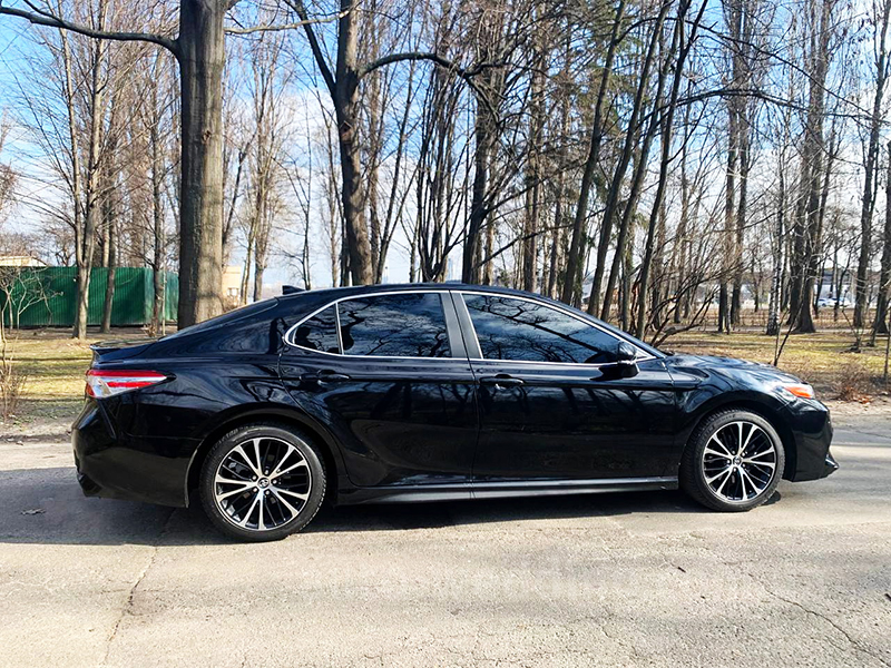 Авто на весілля Toyota Camry V70 Hybrid 2020 з водієм у Києві