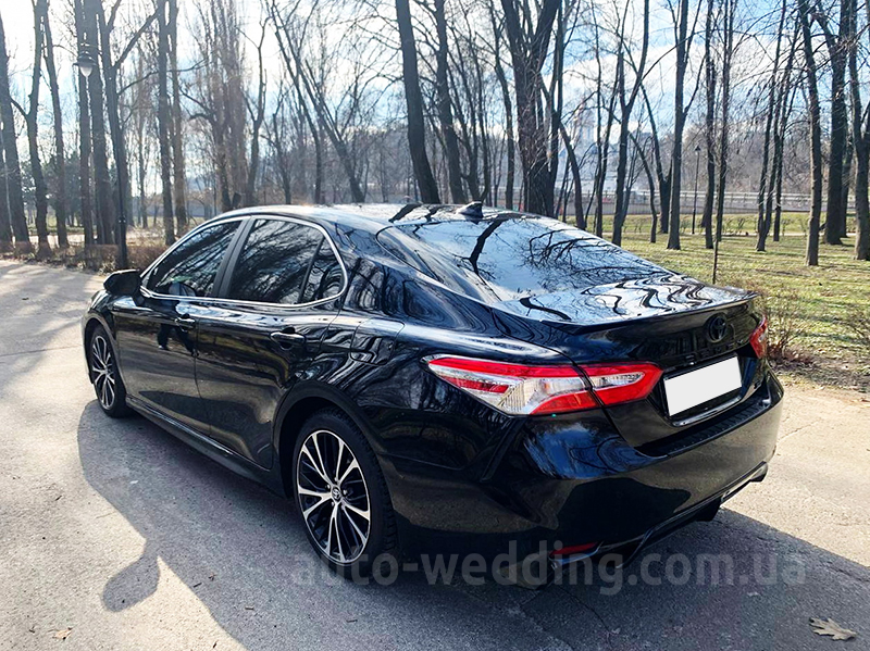 Авто на весілля Toyota Camry V70 Hybrid 2020 з водієм у Києві