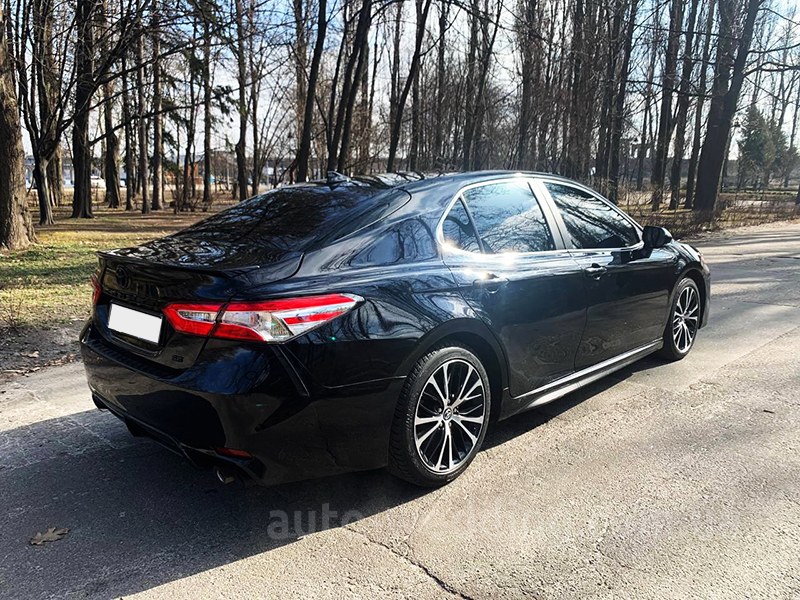 Авто на весілля Toyota Camry V70 Hybrid 2020 з водієм у Києві