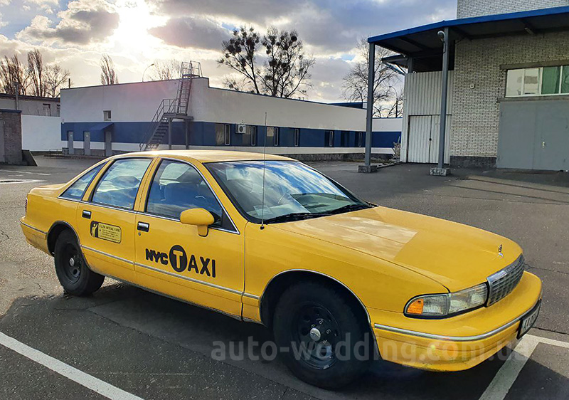 Оренда автомобіля жовте таксі Chevrolet Caprice на відеозйомки та фотосесії з водієм у Києві