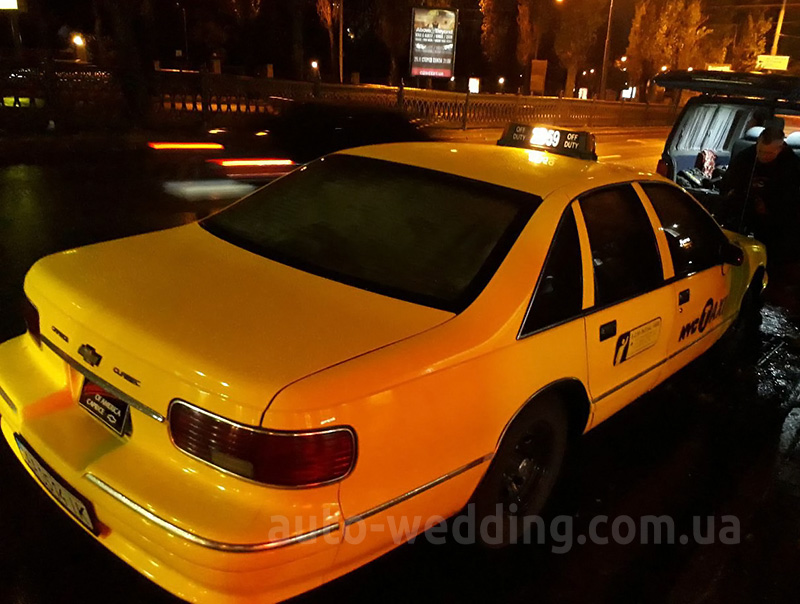 Оренда автомобіля жовте таксі Chevrolet Caprice на відеозйомки та фотосесії з водієм у Києві