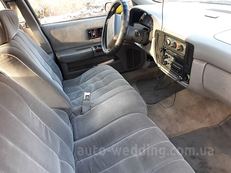 Оренда автомобіля жовте таксі Chevrolet Caprice на відеозйомки та фотосесії з водієм у Києві