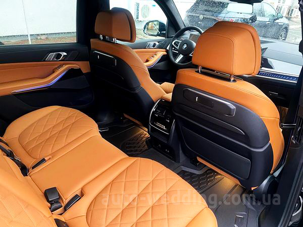 Позашляховик джип на весілля BMW X7 40D з водієм у Києві