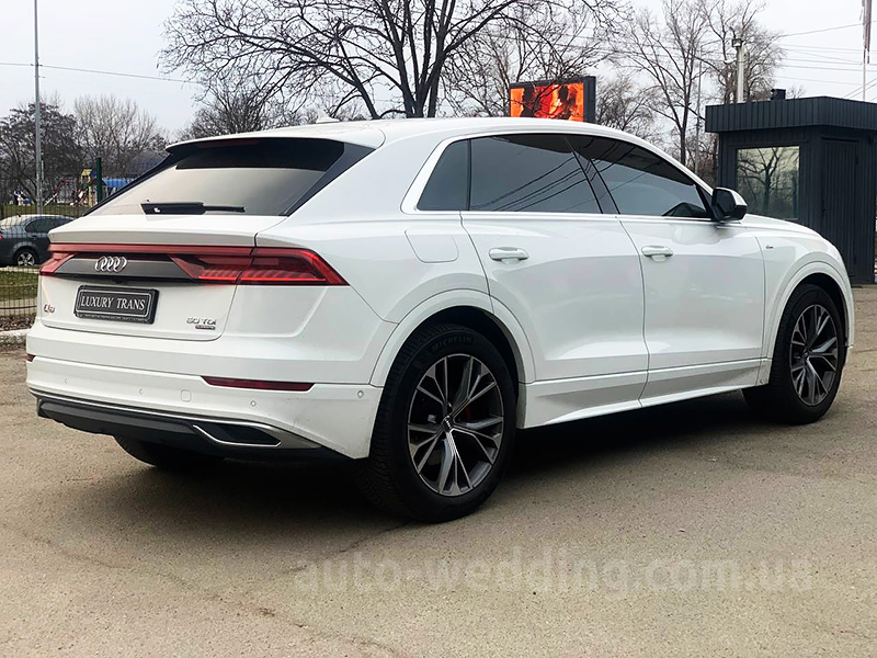 Позашляховик джип на весілля Audi Q8 S Line білий