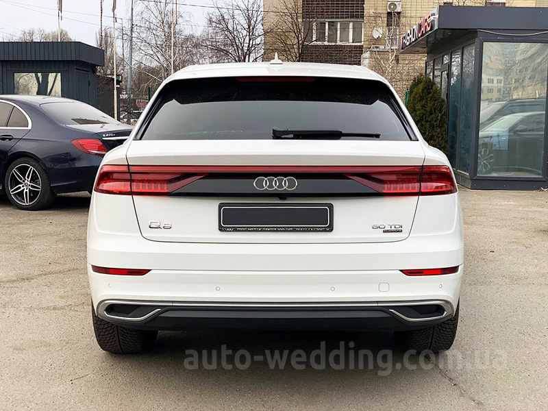 Позашляховик джип на весілля Audi Q8 S Line білий