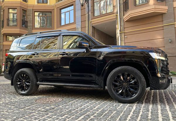 Позашляховик джип на весілля Toyota Land Cruiser 300