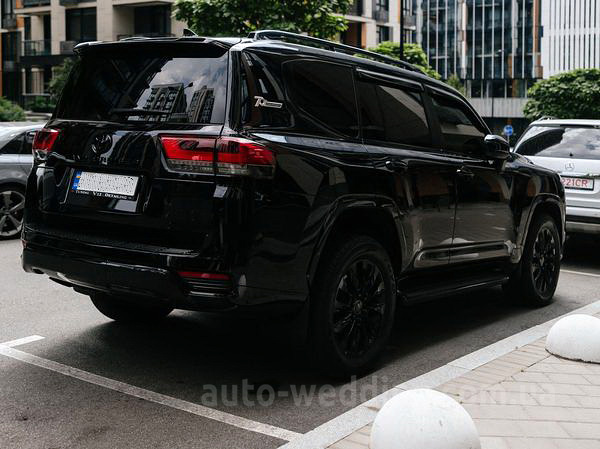 Позашляховик джип на весілля Toyota Land Cruiser 300