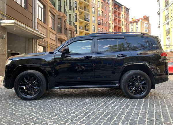 Позашляховик джип на весілля Toyota Land Cruiser 300