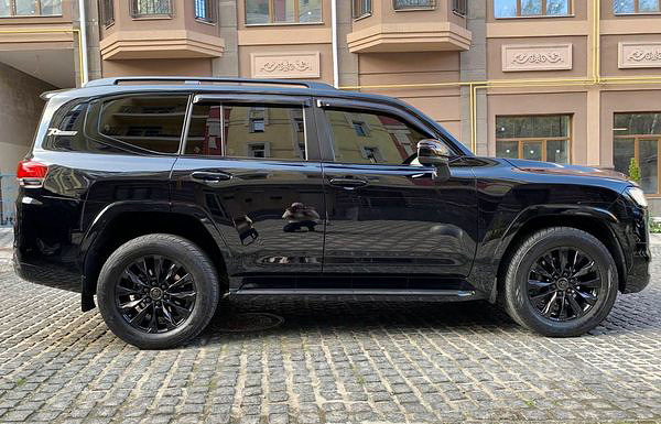 Позашляховик джип на весілля Toyota Land Cruiser 300